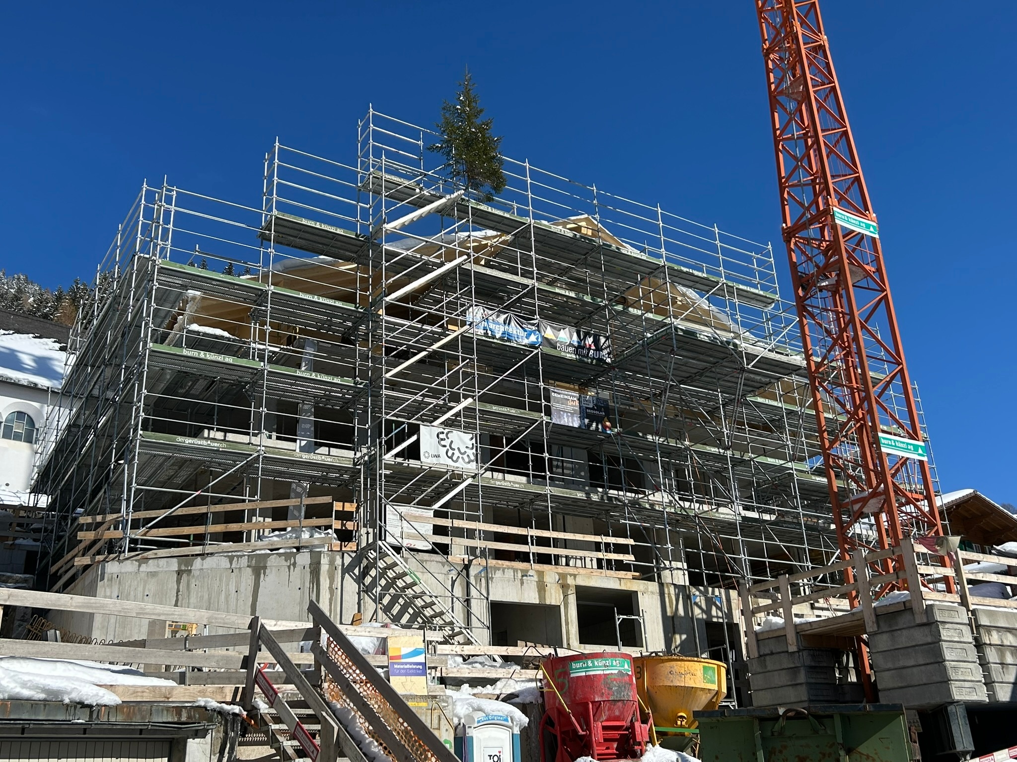 #25 Aufrichtarbeiten beim MFH Montana - Burn Architektur Ingenieur AG